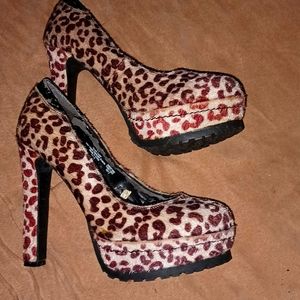 Pair of leopard platforms